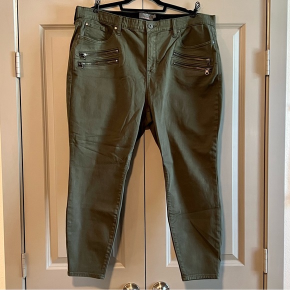 NWOT Torrid Sky High Skinny Jeans (short) - Picture 2 of 7